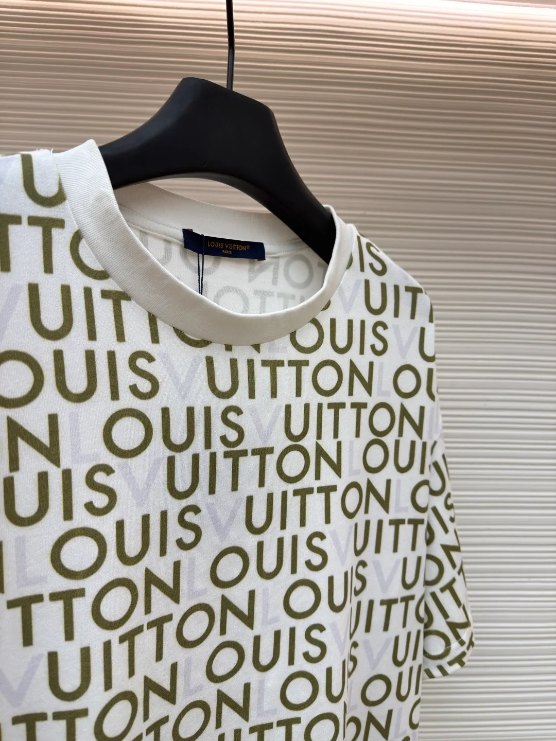 LOUIS VUITTON full-width printed short sleeves ●Item number: 1682361-A05 ●Material: cotton fabric ●Technology: printing production ●Color: white ●Version: fitted version ●Weight: about 250 grams ●Size: S-M-L-XL ●Description: This Louis Vuitton all-over lettering T-shirt is made of 220g double-ply combed cotton fabric, which is treated with liquid ammonia mercerization. The surface of the fabric forms a delicate and soft light texture, while improving wrinkle resistance and breathability, making it less likely to deform after long-term wear. The body of the garment uses digital direct-injection printing technology to present a full-print pattern of brand letters. The printing ink penetrates into the fabric fibers, has a high degree of color reproduction and is resistant to washing and does not fall off. The letter layout is designed with precise alignment, and there is no misalignment or blurring problem. The neckline is a ribbed round neck reinforced with two needles. The ribs are made of high-elastic spandex blended material and will not deform after repeated stretching. The brand woven label is sewn on the inside of the neckline and the stitching is flat. The side seams of the body are seamlessly heat-pressed to reduce friction when worn. The cuffs and hem are rolled and hemmed. The design is loose and dropped shoulders. The pieces are cut three-dimensionally to achieve a natural drape effect. Every detail is subject to strict quality control, taking into account both design and wearing comfort. The overall wiring is straight and delicate, the fabric is comfortable and soft, and the color is consistent without color difference. It can be matched with the same style to create a fashionable look and control various occasions. Customized accessories, complete with three standards, same style for men and women!